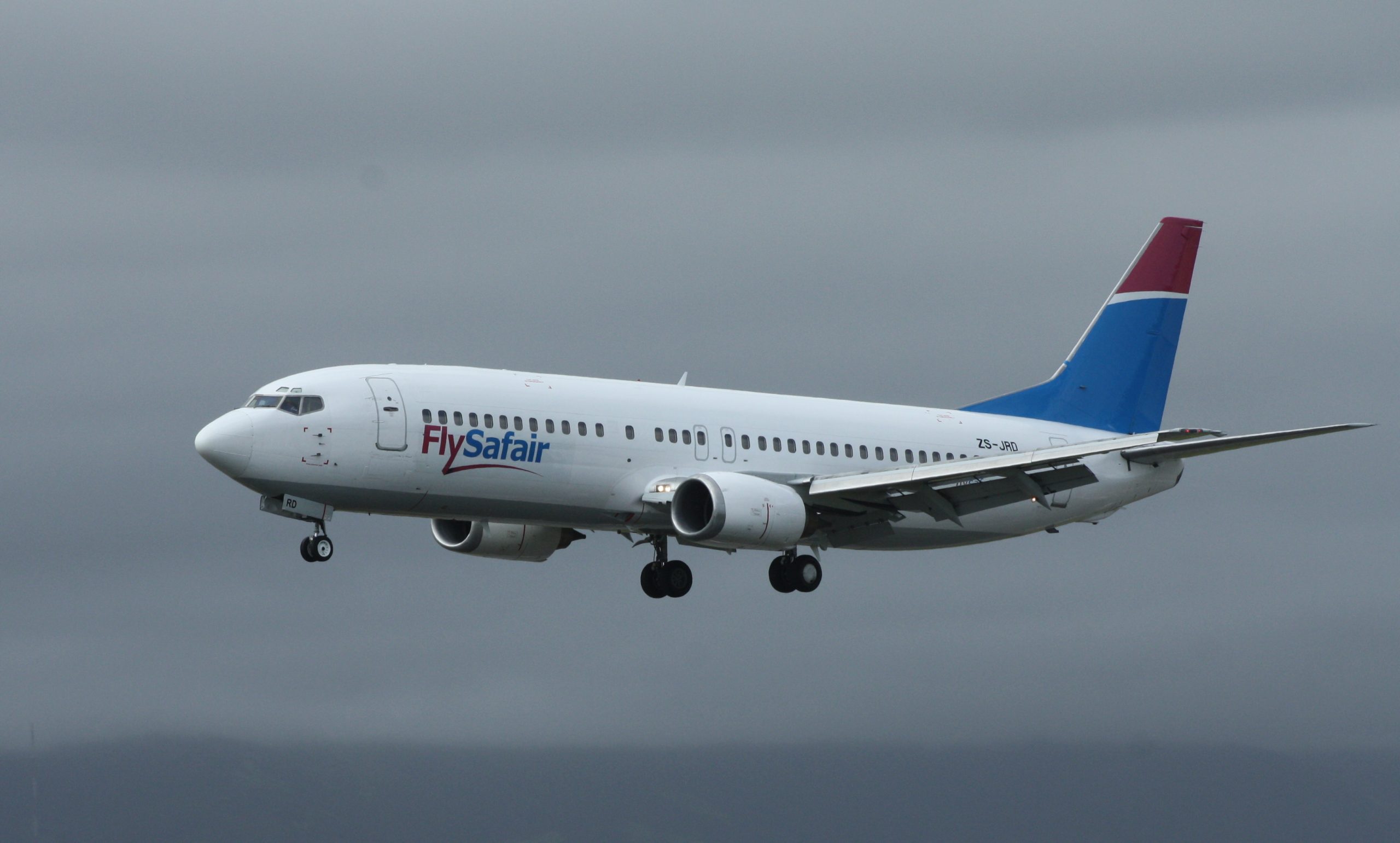 FlySafair_B737-4Y0_ZS-JRD_(15438908793)